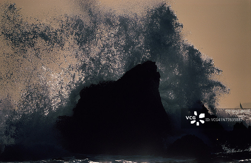 海浪拍打岩石图片素材