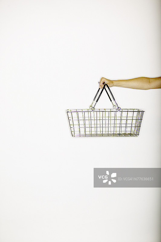 手持空金属丝篮图片素材