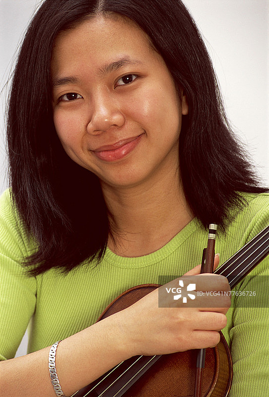 拿着小提琴的女人图片素材