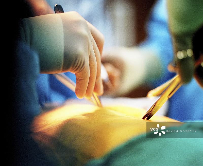 医生使用手术刀的特写图片素材