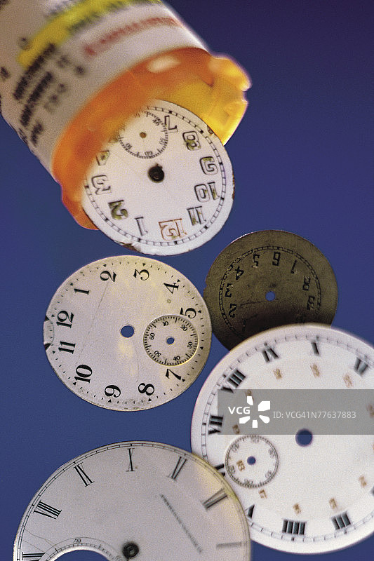 药瓶倾倒出时钟图片素材