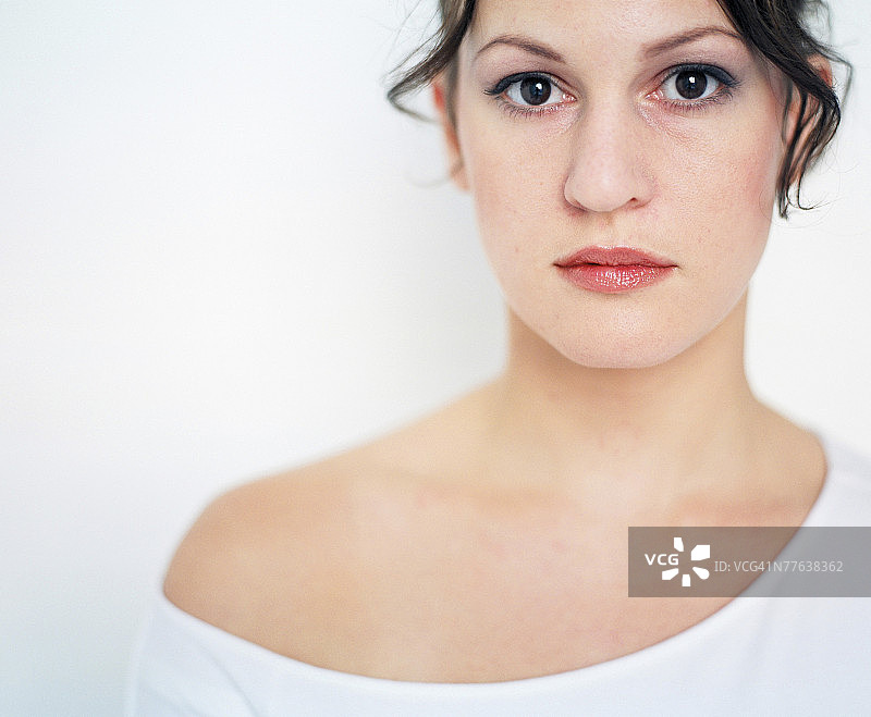 年轻女人的侧面照图片素材