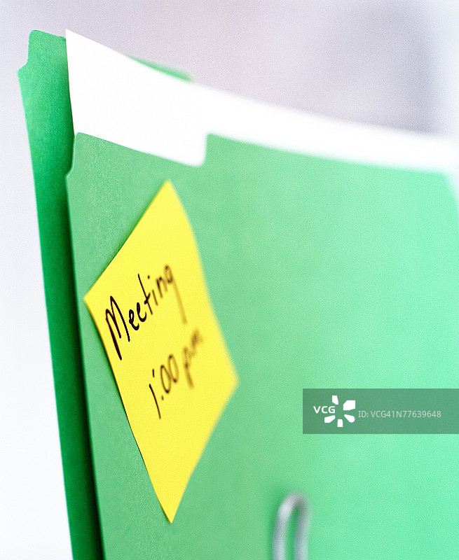 带有下午1点会议记录的文件夹图片素材