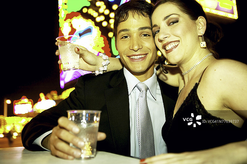 情侣在街上骑车图片素材