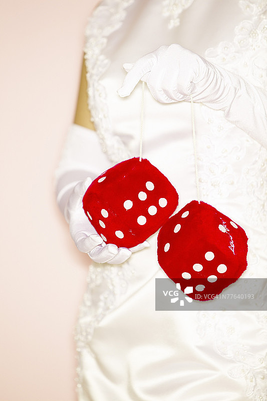 优雅的女人手持大骰子图片素材