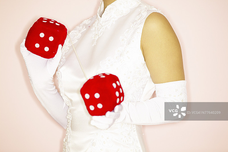 优雅的女人手持大骰子图片素材