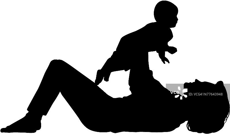 女子在地板上和婴儿玩耍的剪影图片素材