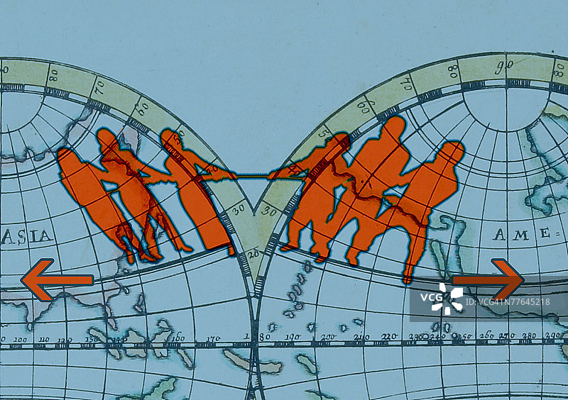 人们在不同的半球玩拔河图片素材