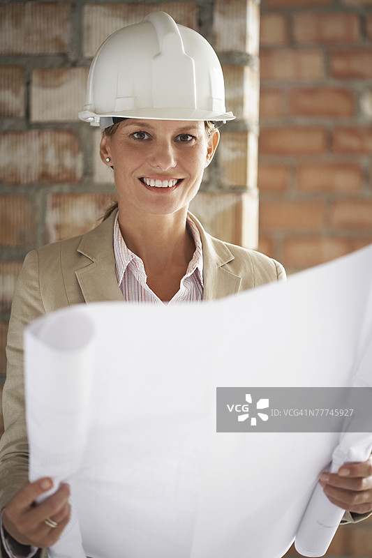 建筑工地上的女商人图片素材