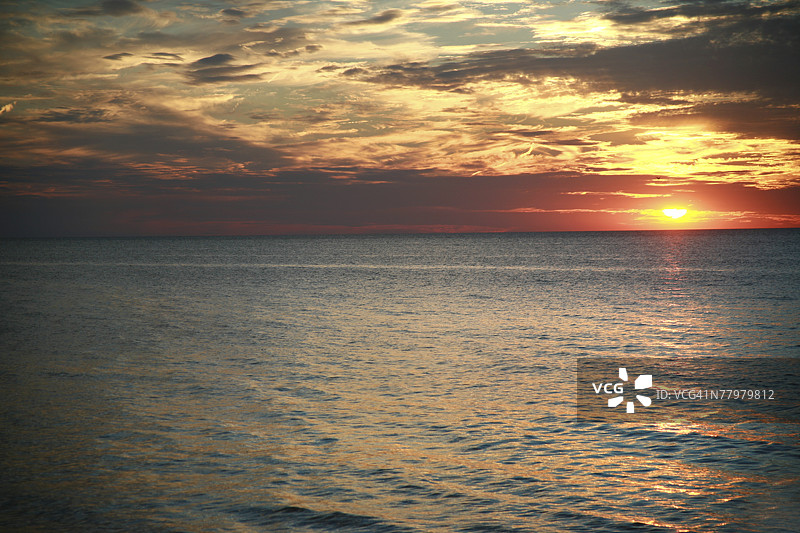 宾夕法尼亚州伊利普雷斯克岛伊利湖的日落图片素材