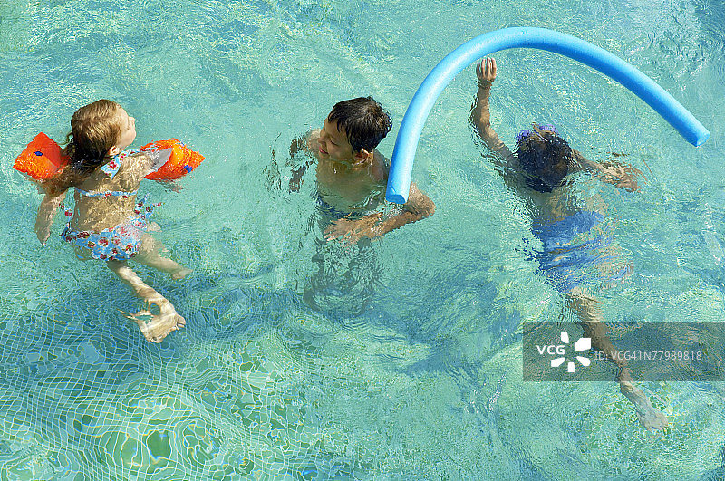 孩子们在泳池里游泳图片素材