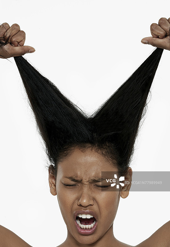女子拉扯头发图片素材