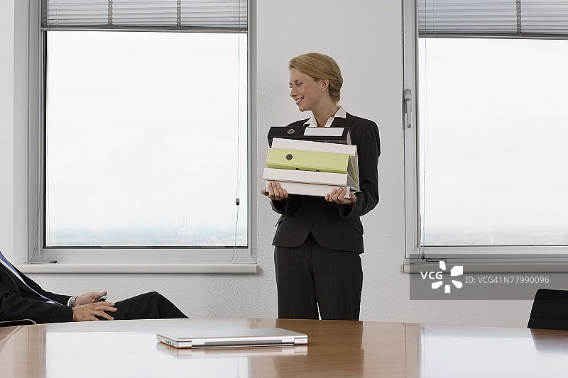 办公室女人拿着文件和商务人士聊天图片素材