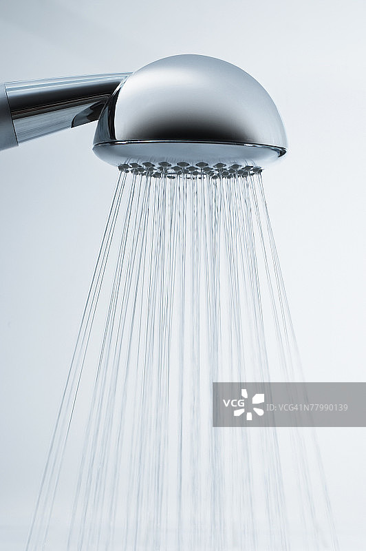 从淋浴喷头流出的水图片素材