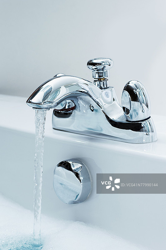 奔跑的浴缸图片素材