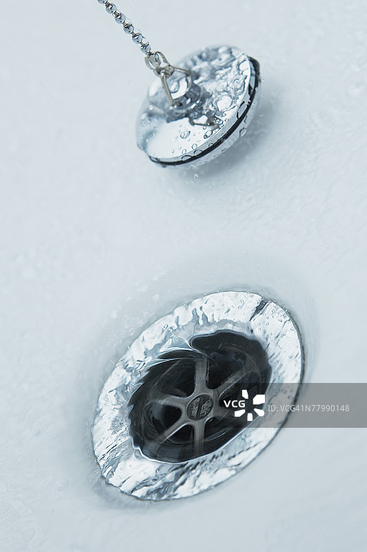 水从塞孔流下图片素材