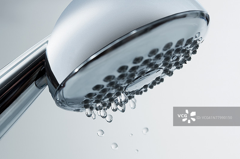 淋浴喷头滴水图片素材
