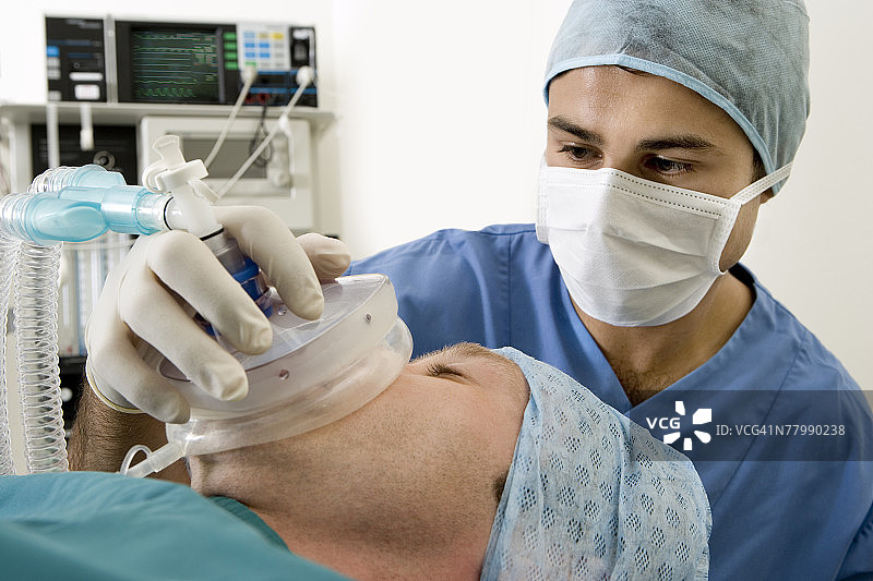 麻醉师为手术中的病人进行麻醉图片素材