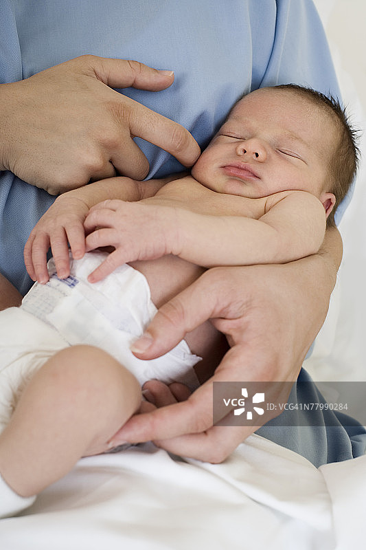 母亲抱着新生婴儿图片素材