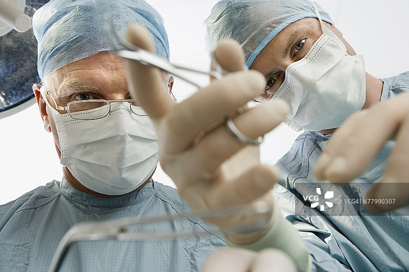 外科手术团队进行手术图片素材