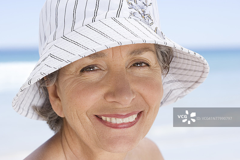 戴太阳帽的年长女性肖像图片素材