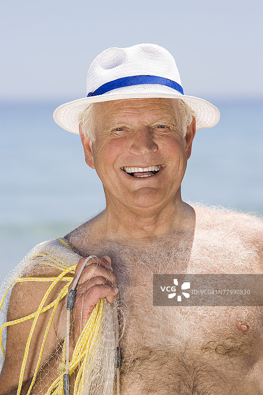 沙滩上的中年男人肖像图片素材