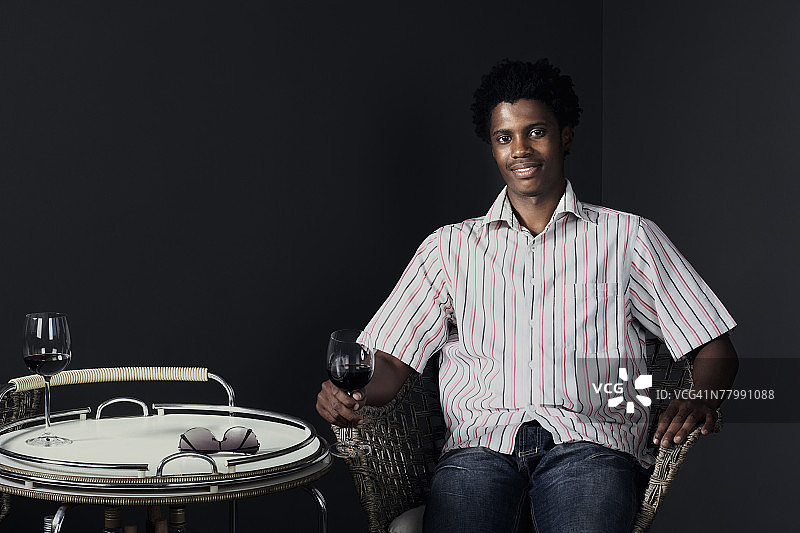 年轻男人在喝饮料图片素材