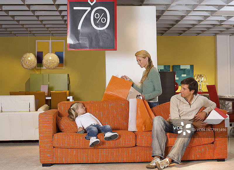 年轻家庭在家具店购物图片素材