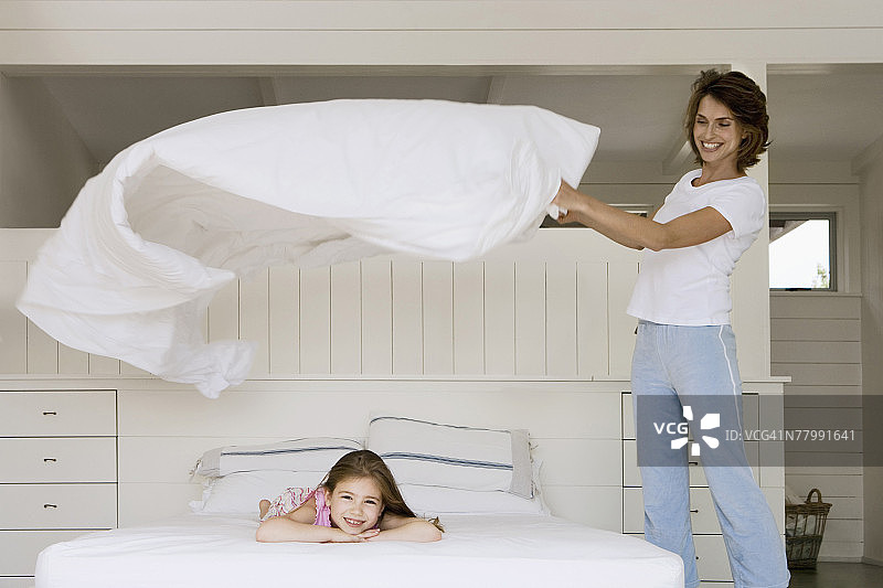 母女整理床铺图片素材