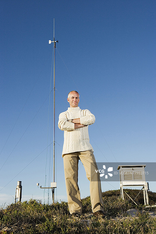 男子站在气象站旁图片素材