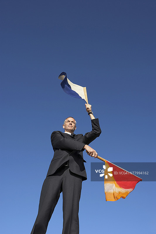 用旗帜发出信号的商人图片素材