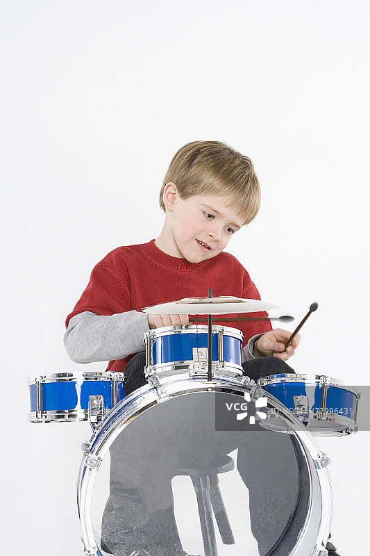 玩鼓的小男孩图片素材