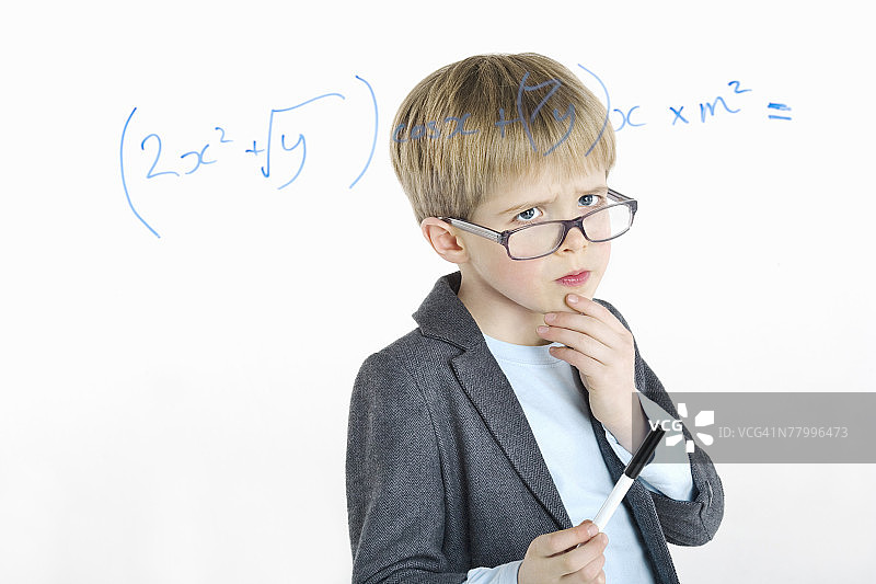 正在计算数学题的男孩图片素材