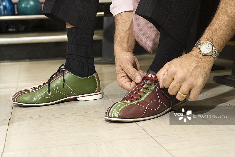 系保龄球鞋的男人图片素材