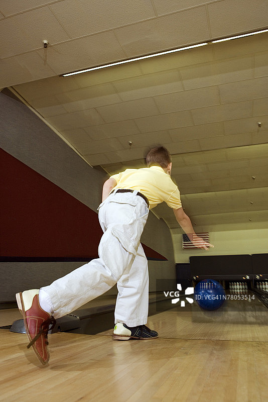 男孩玩保龄球图片素材