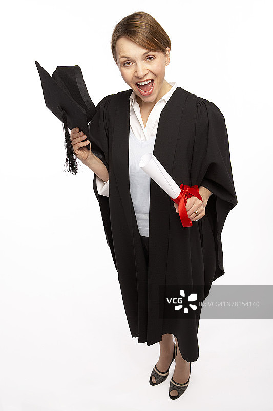 手持毕业证书和学士帽的女人图片素材