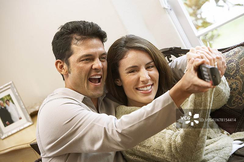 情侣争夺遥控器图片素材