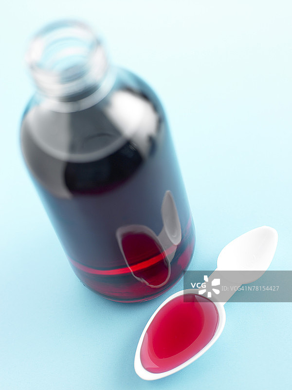 带勺子的止咳糖浆图片素材