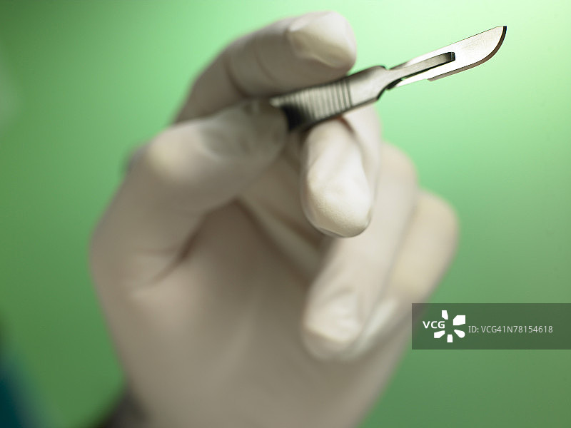 医生手持手术刀图片素材