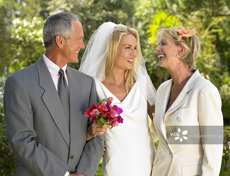 新娘与一男一女交谈图片素材