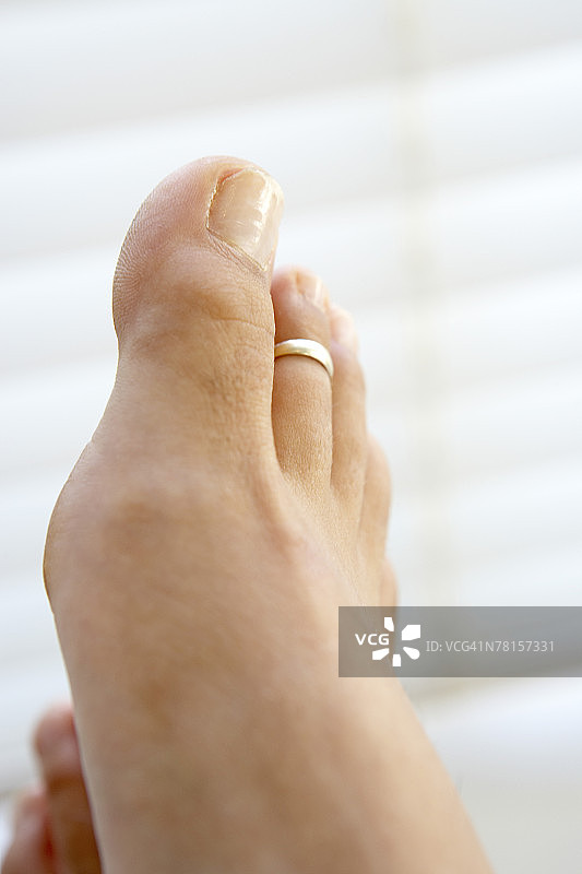 戴着脚趾环的女人脚图片素材