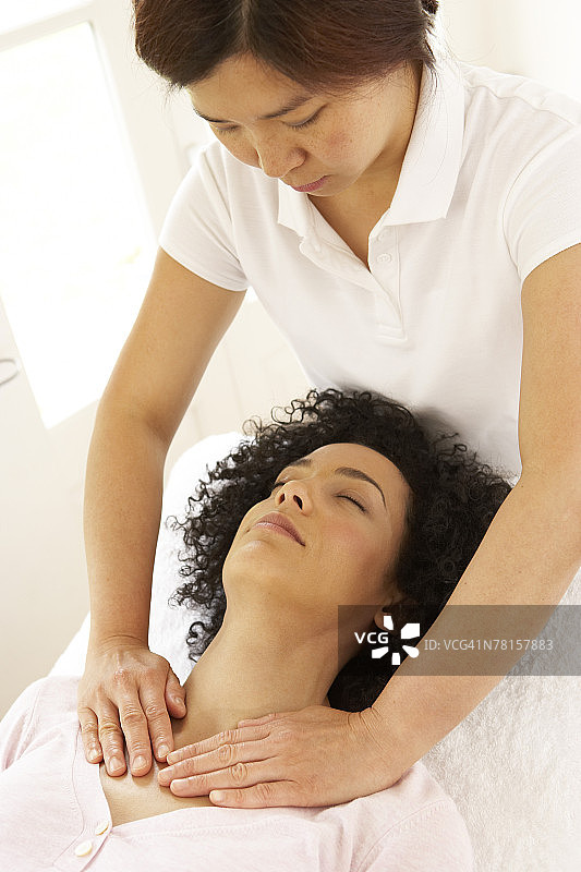 理疗师按摩女士胸部图片素材