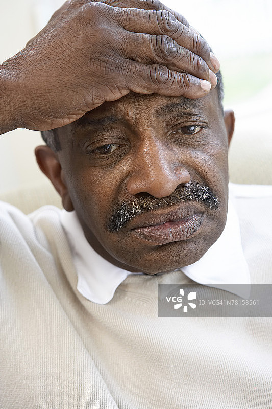 男人测量前额温度图片素材