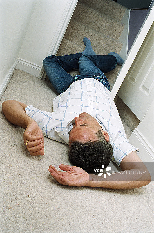 男人躺在地板上图片素材
