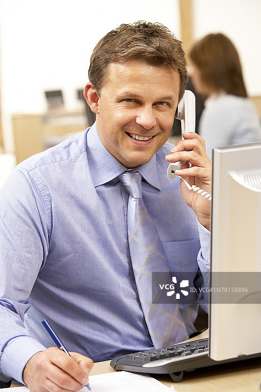 打电话时微笑的商人图片素材