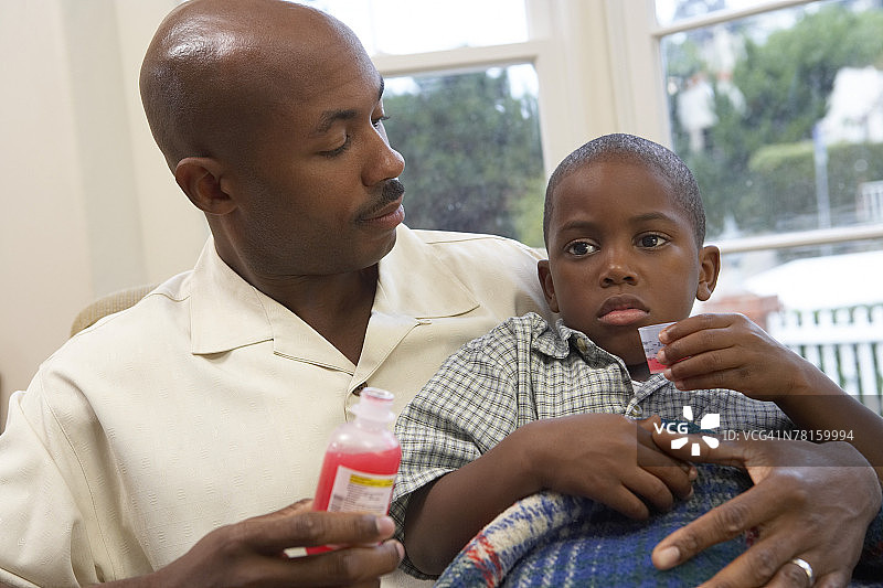 父亲给儿子喂药图片素材