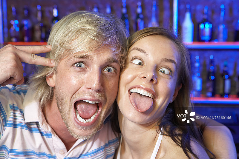 摆姿势的男人和女人图片素材