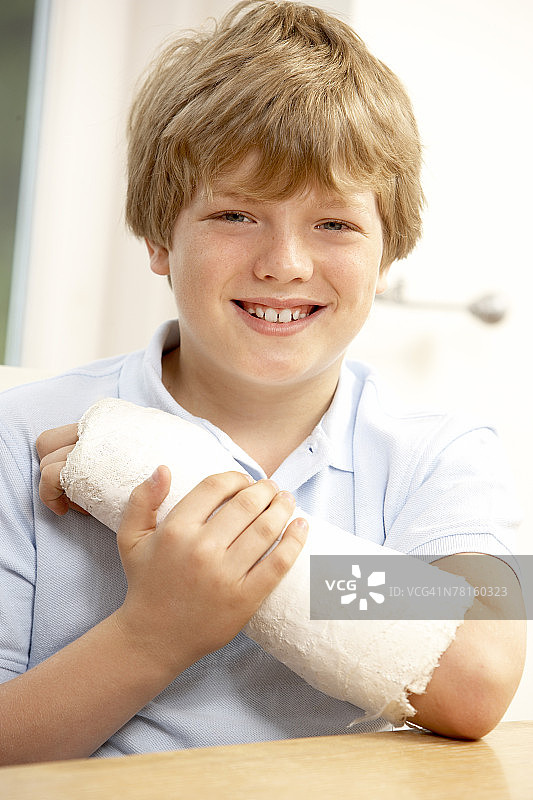 手臂骨折打着石膏的男孩图片素材