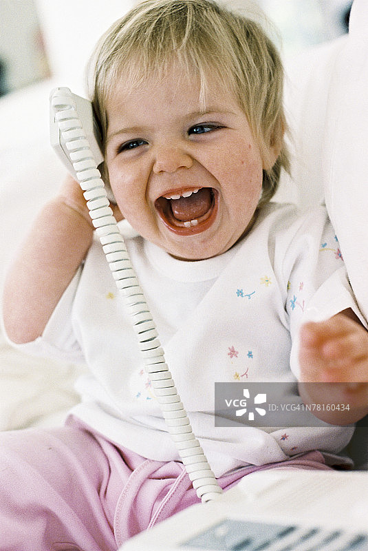 儿童玩手机图片素材