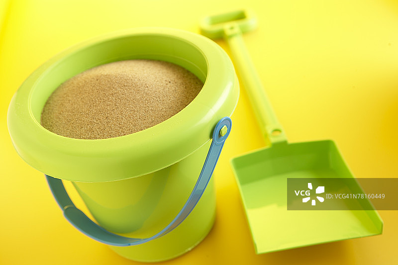 铲子和沙桶图片素材